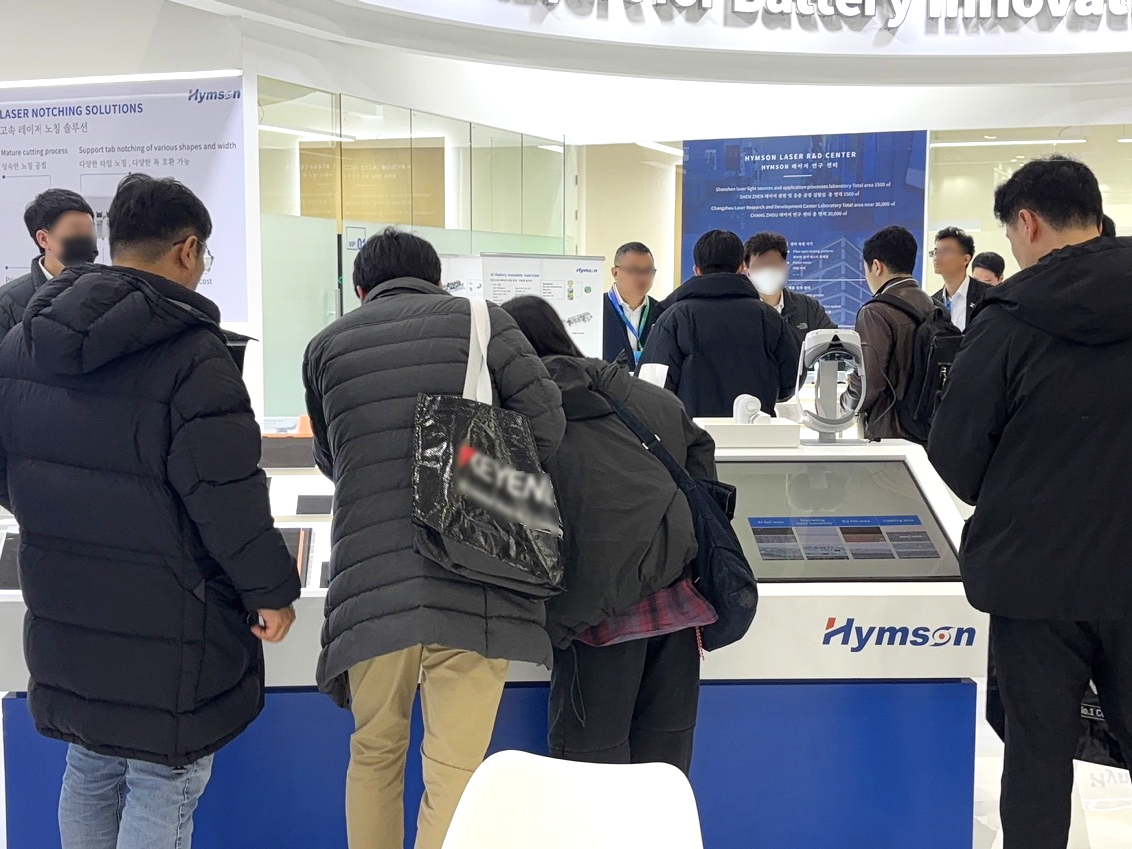 5、SVG-展柜參觀3.jpg